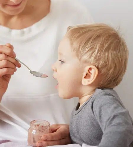 Bebeklere 1 Yaşından Önce Verilmemesi Gerekenler: 7 Kritik Besin